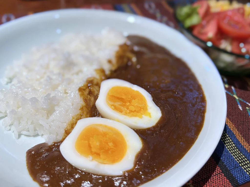 ゆでたまごをトッピングした玉ねぎカレー